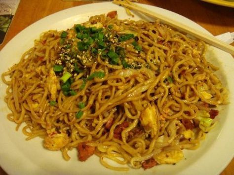 Hawaiian Saimin and Ramen Noodle. this website gives u the guidelines on how to make ramen and saimin. Now I can use what I have in my kitchen Fried Saimin Recipe Hawaii, Fried Saimin Recipe, Saimin Recipe, Fried Saimin, Fried Ramen, Fried Noodles Recipe, Asian Side Dishes, Hawaiian Dishes, Ramen Noodle Recipes