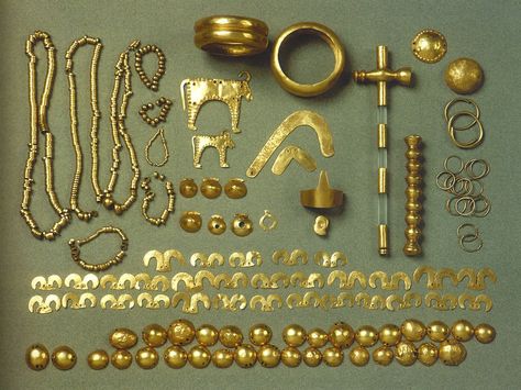 Varna golden treasure (6th - 5th millenia BC), the world's oldest gold  The discovery of the Varna Chalcolithic Necropolis revealed proofs of the oldest European civilization and the world's oldest gold. In significance the sensational discovery rivals Heinrich Schliemann's discovery of Troy.    In the investigated until recently 280 graves there have been uncovered 3,010 golden objects of overall weight of more than 6 kg, 23.5 carat purity.  (Bulgaria) Golden Treasure, Ancient Jewellery, Rome Antique, Art Appliqué, Archaeological Finds, Ancient Jewelry, Bronze Age, Ancient Artifacts, Ancient Cultures