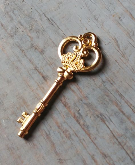 1 large shiny gold skeleton key pendant Great finding for making bracelets, necklaces, earrings, other jewelry projects, steampunk creations, and scrapbooking! 83mm long x 31mm wide x 6mm thick (about 3 1/4 inches long) material: metal alloy; does not contain lead Please let me know if you have any questions, or if you would like a listing for a different quantity! Gold Key Aesthetic, Steampunk Creations, Victorian Style Wedding, Gold Skeleton, Steampunk Key, Big Pendant, Golden Key, Unique Key, Skeleton Keys