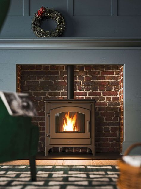 Pellet Stove Hearth, Wood Stove Surround, Wood Burner Fireplace, Wood Burning Stoves Living Room, Design Camino, Log Burner Living Room, Log Burner Fireplace, Tv Fal, Gas Fireplace Insert