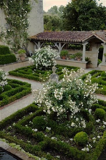 25 Beautiful Backyard Landscaping Ideas You will Love Formal Garden Design, Boxwood Garden, Formal Garden, Formal Gardens, Garden Planter, French Garden, Beautiful Backyards, White Gardens, Planter Box