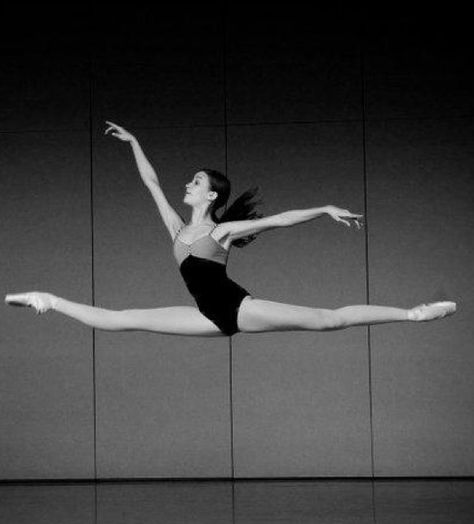 perfect leap Dance Quotes Dancers, Dance Leaps, Photo Danse, Contemporary Dance Outfits, Dance Flexibility Stretches, Flexibility Dance, Dance Forever, Adult Ballet, Ballet Beauty