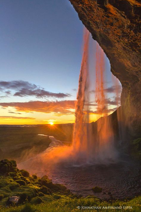 photo Sunset Waterfall, Winter Iceland, Epic Photography, Dream Dates, Iceland Landscape, Iceland Photography, Pretty Nature, Brazil Travel, Dark Nature Aesthetic