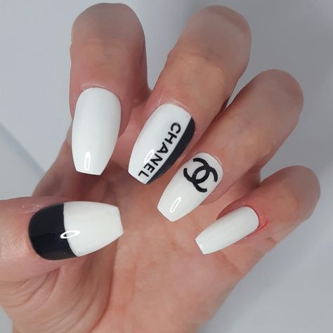 Chanel Acrylic Nails Design, White Baddie, Chanel Nail Art, Chanel Nails Design, Chanel Christmas, Burberry Nails, Nails Pearl, Pearl Chrome, Nails Extension