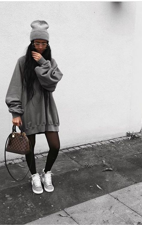 Edgy Sweater Dress Outfit, Oversized Edgy Sweater For Fall, Black Oversized Sweater With Edgy Style, Edgy Oversized Winter Sweater, Brat Autumn, Grunge Sweater Dress, Edgy Sweater, Clothes Comfy, White Sneakers Outfit