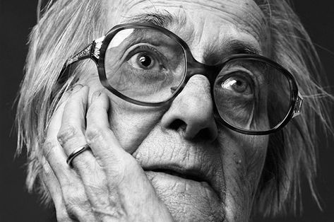 Best Portrait Photography, Bd Art, Old Faces, Best Portraits, Old Woman, Face Expressions, Black And White Portraits, Alzheimers, Black White Photos