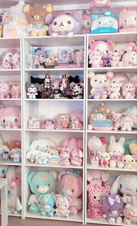 Plushie Shelves, Plushy Organization, Plush Display Ideas, Plushie Collection Display, Toys Wardrobe, Plush Display, Kawaii Finds, Toy Collection Room, Sanrio Collection