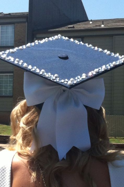 Bow Cap Graduation, Simple Cap Ideas For Graduation, Grad Caps With Bows, Pink Rhinestone Grad Cap, Hat Graduation Decoration, Extra Graduation Cap, College Grad Cap Ideas Simple, Cap Decorations Ideas, Graduation Hair Ideas With Cap