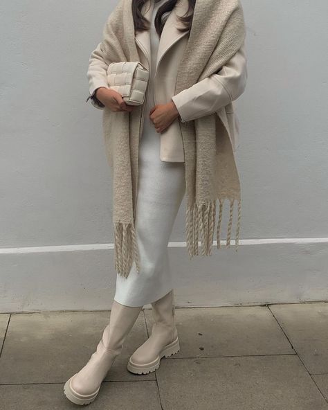 Beige Boots Outfit Winter Style, Beige Combat Boots Outfit, Beige Scarf Outfit, Cream Boots Outfit, Winter Modest Outfits, Beige Boots Outfit, Scarf Outfit Winter, Chelsea Boots Outfit, Winter Work Wear