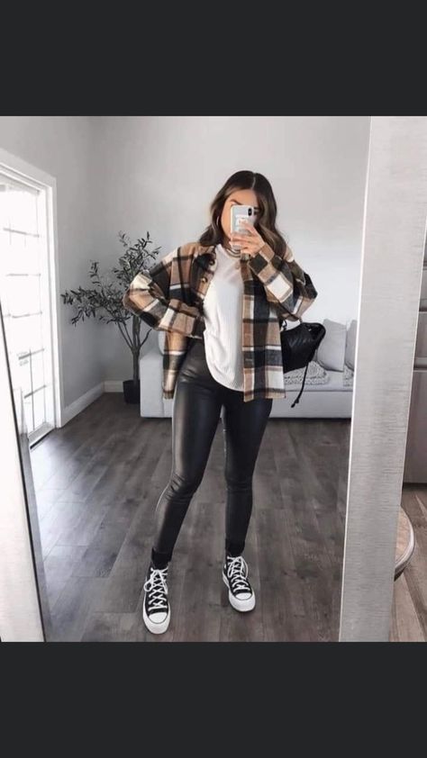 Lederhosen Outfit, Look Legging, Platform Converse, Black Leather Pants, Outfits With Converse, Looks Black, Causual Outfits, Looks Chic, Casual Winter Outfits