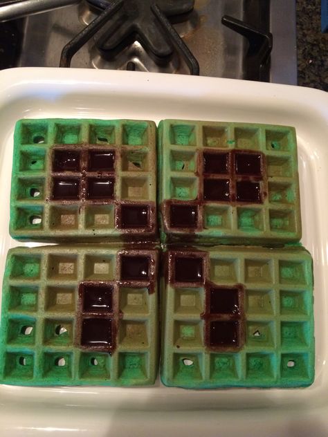 Minecraft creeper waffles Minecraft Breakfast, Foods Ideas, Minecraft Birthday Party, Summer Christmas, Minecraft Birthday, Minecraft Party, Themed Birthday Party, 6th Birthday, Creepers