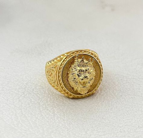 Lion face gold rings symbolize strength and courage, making them a powerful choice for men who want to convey these qualities. Lion Ring Gold, Gold Rings For Men, Wedding Gifts For Men, Lion Ring, Gold Lion, African Lion, Head Ring, Lion Face, Rings Gold