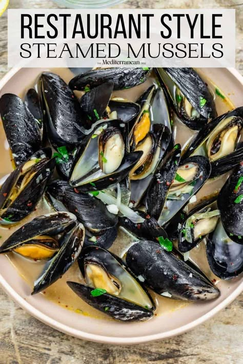 Muscles Recipe White Wine, Mussels Recipe White Wine, Mezze Recipes, Cooking Mussels, Steamed Mussels, Mussels Recipe, The Mediterranean Dish, Broth Recipes, Mediterranean Dishes