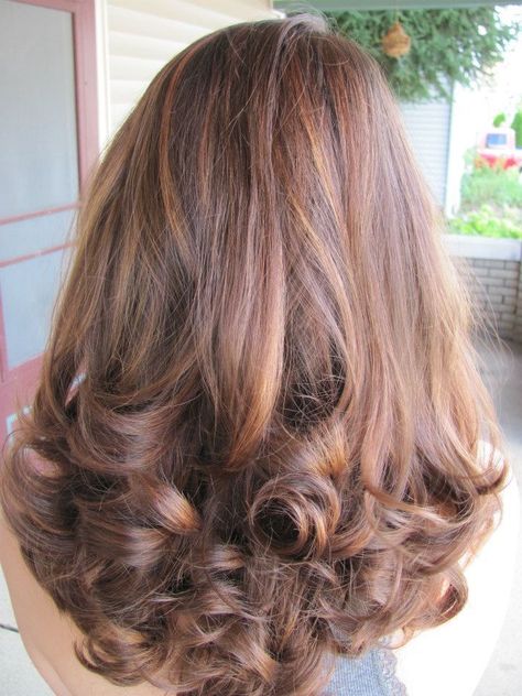 Layered Loose Curls, Curls On Layered Hair, Curls For Layered Hair, Curl Styles For Medium Hair, Layered Hair Curls, Curled Medium Hair, Medium Hair Loose Curls, 20s Curls, Medium Hair Curls