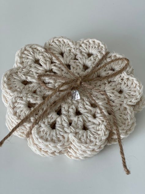 Free and Simple Crochet Cup Coaster Projects for Beginners Joululahjat Diy, Crochet Coaster Set, Crochet Coaster Pattern, Crochet Coaster, Crochet Design Pattern, Crochet Business, Crochet Gift, Quick Crochet, Fun Crochet Projects