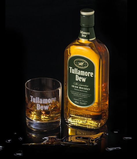 Tullamore dew Tullamore Dew, Glass Whiskey Decanter, Strong Drinks, Cigars And Whiskey, Whiskey Decanter, Whiskey Cocktails, Irish Whiskey, Jack Daniels Whiskey Bottle, Bourbon Whiskey