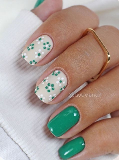 Summer Nails Art, Short Gel Nails, Dot Nail Art, Green Nail Designs, Daisy Nails, Simple Gel Nails, Dots Nails, Dotting Tool, Cute Gel Nails