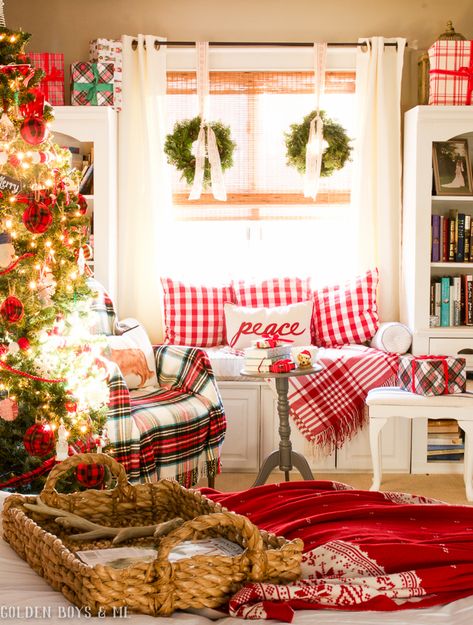 Diy Window Seat, Peaceful Christmas, Christmas Window Decoration, Christmas Country, Cozy Bedrooms, Christmas Cozy, Christmas Prep, Christmas Cottage, Cottage Charm