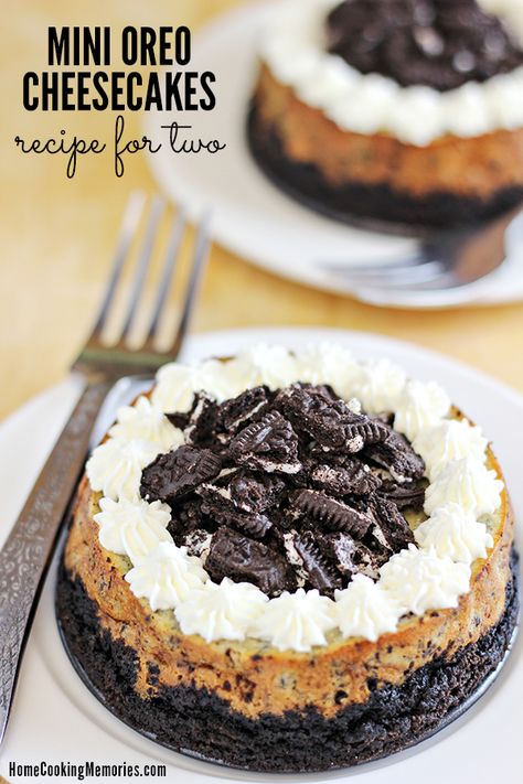 This Mini Oreo Cheesecakes for Two recipe will be the perfect answer when a large cheesecake is too much. This recipe will create two small cheesecakes in little 4" diameter springform pans. Personal Size Cheesecake, Large Cheesecake, Springform Pan Recipes, Family Notebook, Small Cheesecakes, Mini Oreo Cheesecake, Oreo Cheesecake Recipes, Small Batch Baking, Dessert For Two