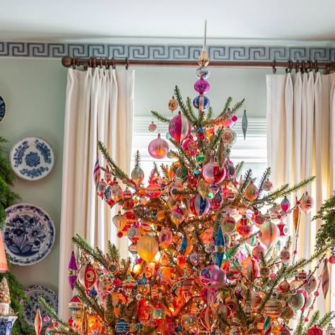 Homeworthy on Instagram: "We’re planning our holiday content at #Homeworthy!! And we’ll be filming with Leben Riebe who knows how to bring the most colorful Christmas dreams to life!🎄We’re excited to showcase @vintageholiday whose dining room tree has 1,000 lights and 1,400 vintage baubles! 🎁 And that’s just the beginning—we’ve got tons of holiday content in the works✨ Let us know who you want to see featured on Homeworthy this holiday season!   #homeworthy #christmas #decor #texas" Colored Lights Tinsel Tree, Vintage Kitsch Christmas, Maximalist Christmas Decor, Vintage Colorful Christmas, Colorful Vintage Aesthetic, Eloise Christmas, Eclectic Christmas Decor, Dining Room Tree, Pampas Christmas