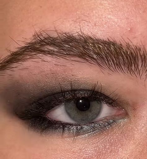 Hooded Eyes Black Eyeshadow, 90s Makeup Smokey Eye, Grunge Makeup Blue Eyes, Grunge Makeup 90s Eyes, Grunge Black Makeup, Effy Stonem Nails, 2000s Punk Rock Makeup, Twilight Inspired Makeup, Hooded Eye Grunge Makeup