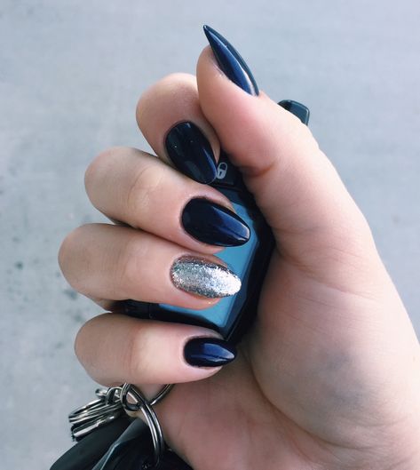 Dark Blue Nails And Silver, Navy Blue And Silver Almond Nails, Prom Nails Navy Dress, Navy Blue And Silver Nails Prom, Dark Gel Nails Ideas, Nails For A Navy Blue Dress, Silver And Navy Nails, Navy Blue Silver Nails, Navy Blue And Silver Nail Designs