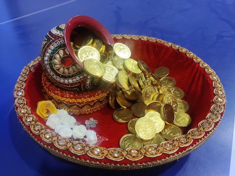 Aarathi Plates Decoration Ideas, Aarthi Plates Decoration, Arti Thali Decoration, Diy Bottle Cap Crafts, Wedding Contract, Diwali Puja, Diya Decoration Ideas, Wedding Platters, Thali Decoration