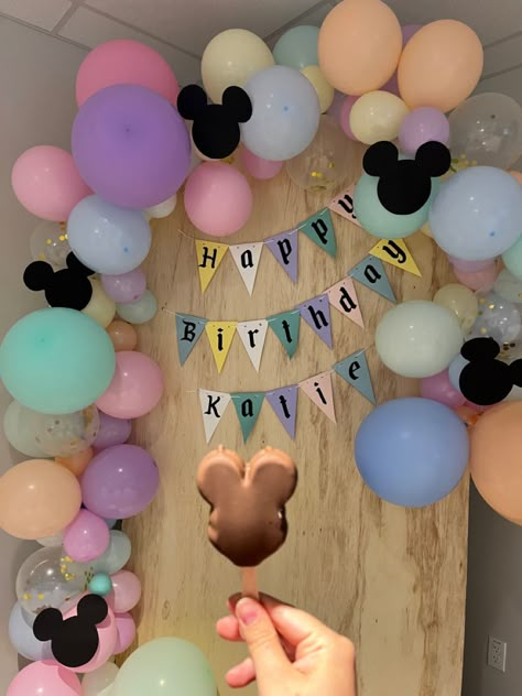 Disney Themed Balloon Arch, Vintage Disney Balloon Garland, Disney Birthday Photoshoot, Disney Balloon Garland, Disney Balloon Arch, Pastel Disneyland Party, Pastel Minnie Mouse Party, Pastel Disney Party, Bippity Boppity Two Party