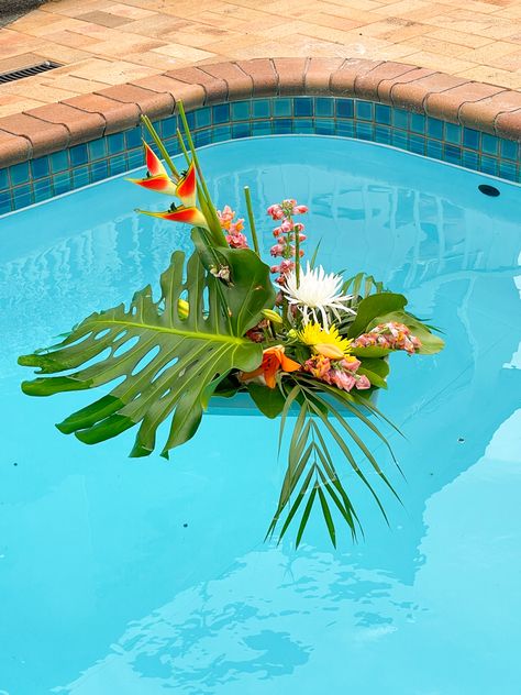 Tropical flower theme for pool party Chand Mehendi, Floating Pool Flowers, Pool Flowers, Floating Flower Arrangements, Pool Cocktails, Asian Party, Sunset Party, Tropical Flower Arrangements, Floating Flower