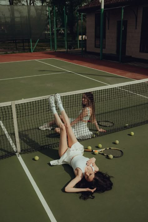 Sporty Photoshoot Ideas, Tennis Fashion Photography, Tennis Fashion Editorial, Sporty Photoshoot, Tennis Girl Aesthetic, Mode Tennis, Court Pictures, Court Photoshoot, Tennis Court Photoshoot