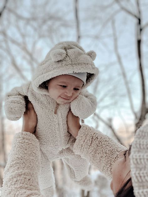 baby's first snow fall, mommy and me, baby and mom winter looks, baby winter coats, mom bloggers, winter wonderland, winter outfits Snow Baby Pictures, Winter Baby Pictures, Infant Photoshoot, Winter Family Photography, Baby Winter Coats, 6 Month Baby Picture Ideas, Diy Newborn Photography, Mother Baby Photography, Winter Shoot