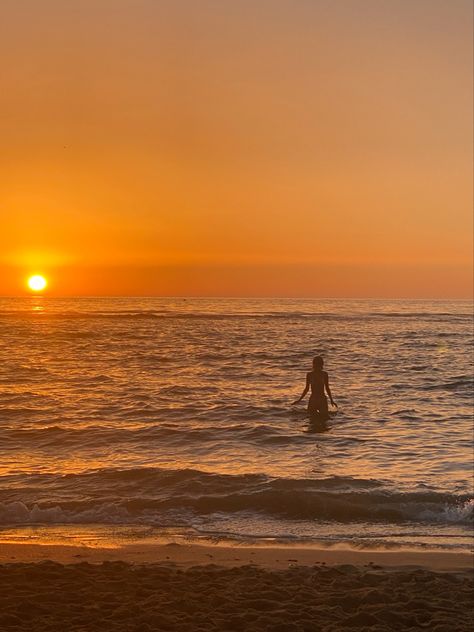 Sunset Beach Pics Aesthetic No People, Sunset Swimming Aesthetic, Sunrise At Beach, Idle Town, Swim Photos, Sunset Beach Photos, Beachy Wallpaper, Sunset Swim, Beach Photo Inspiration