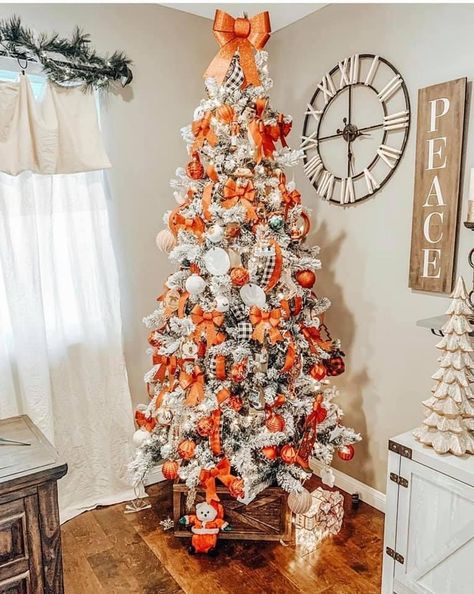 Orange And Gold Christmas Decor, Orange Themed Christmas Tree, Orange And White Christmas Tree, Christmas Tree Orange Decorations, Orange Christmas Aesthetic, Thanksgiving Christmas Tree, Fall Christmas Tree, Orange Christmas Tree, Silver Gold Christmas