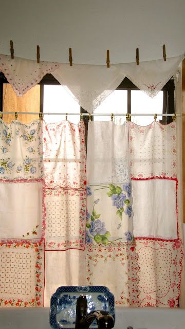 hankies Shabby Chic Kitchen Curtains, Cocina Shabby Chic, Patchwork Curtains, Vintage Hankies, Shabby Chic Bathroom, Curtain Valance, Vintage Handkerchiefs, Linens And Lace, Shabby Chic Kitchen