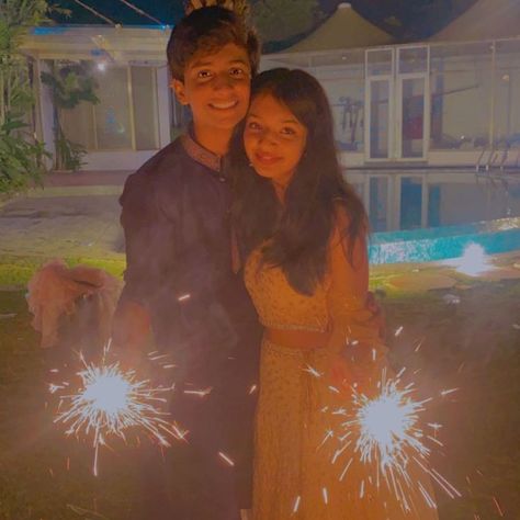 Diwali Crackers Pictures Couple, Brother Sister Diwali Poses, Diwali Copul Pic, Diwali Couple Photos, Diwali Couple Aesthetic, Diwali Couple Photography, Diwali Couple Pics Aesthetic, Diwali Family Photoshoot, Diwali Outfit Ideas For Teens