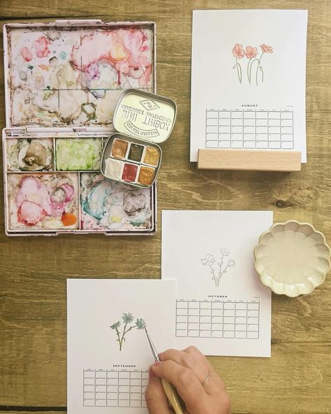 DIY Watercolor Birth Flower Calendar coming to the August markets! (And online shortly - website is currently under construction) Check the the last slide and find your birth flower 🫶 Small 5x7 desk calendar printed on thick watercolor paper, ready to paint! Dates August 2024 - July 2025. Each month displays its matching birth flower & comes with a cute little wooden display stand too! Diy Desk Calendar Ideas, Diy Calendar Ideas Creative, Watercolor Calendar Ideas, Diy Calendar Ideas How To Make, Paint Dates, Homemade Calendar, Wooden Desk Calendar, Diy Desk Calendar, Homemade Watercolors