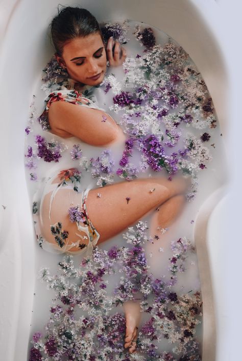 Lilac purple milk bath model photoshoot instagram.com/annijaveldre Tub Photoshoot, Milk Bath Photos, Bathtub Photography, Milk Bath Photography, Boho Streetwear, Bath Photography, Outfits Minimalist, Fashion Edgy, Shotting Photo