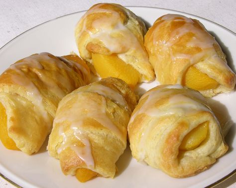 Easy peach turnovers with crescent rolls recipe that will earn rave reviews – particularly from kids. Turnovers With Crescent Rolls, Demos Chicken And Rice Soup Recipe, Crescent Roll Dessert Recipes, Peach Crescent Rolls, Bojangles Fried Chicken Recipe, Recipes With Peaches, Peach Turnovers, Crescent Rolls Recipe, Recipes Using Crescent Rolls