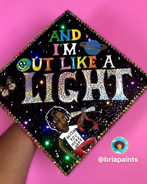 Summer Walker Graduation Cap, Graduation Cap Drawing, High School Graduation Cap Designs, Grad Cap Ideas, Creative Graduation Caps, College Grad Cap Ideas, Senior Crowns, Graduation Cap Decoration Diy, Custom Graduation Caps