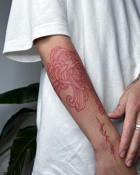 Red Tattoo Ideas, Chrysanthemum Tattoo, Traditional Tattoo Sleeve, Red Tattoo, Handpoke Tattoo, Red Ink Tattoos, Red Tattoos, Spine Tattoos, Crimson Red