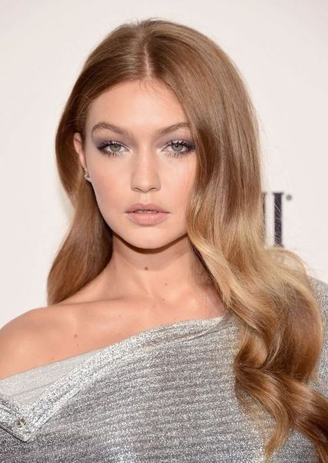 Gigi Hadid Hair, Gigi Hadid Beauty, Honey Blonde Hair, Makijaż Smokey Eye, Gigi Bella, Fashion Media, Haircut Styles, Victoria Secret Angels, Long Blonde