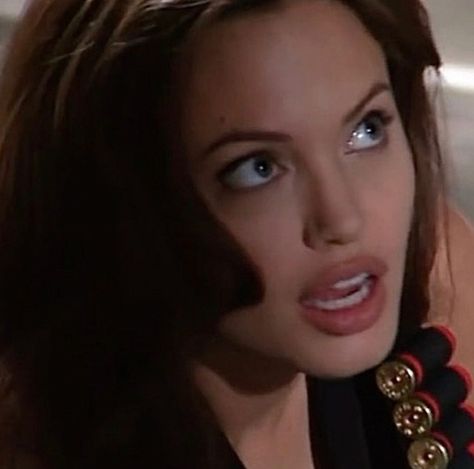 Model Hairstyles Woman, Angelina Jolie Face, Angelina Jolie Makeup, Fox Makeup, Skin Tone Makeup, Dynasty Outfits, Angelina Jolie Style, Brad Pitt And Angelina Jolie, Mr And Mrs Smith