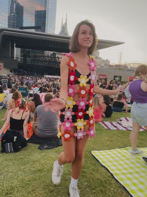 Concert Crochet Outfit, Crochet Concert Outfit, Concert Crochet, Crochet Flower Dress, 5sos Concert, Flower Top, Flower Tops, Flower Dress, Crochet Flower