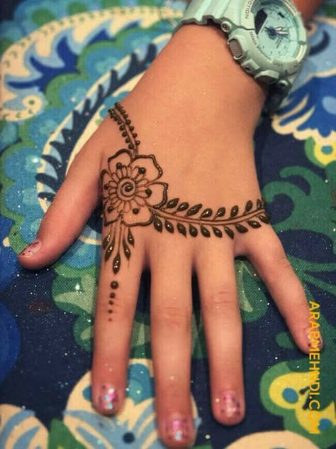 Mehandi Kids Designs, Henne Simple Main, Mehendi Designs For Small Kids, Easy Henna Designs For Beginners Palm, Kids Henna Designs Simple, Small Kids Mehndi Designs, Mehndi Designs For Children, Simple Easy Henna Designs, Easy Henna Designs For Kids