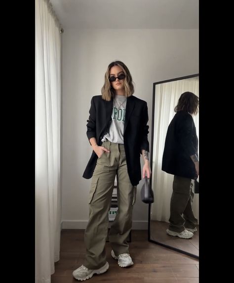 Green Combat Pants Outfit, Green Cargo Pants Fall Outfit, Cargo Pants With Blazer Outfit, Kargo Styles Women, Green Cargo Trousers Outfit, Loose Cargo Pants Outfit, Blazer With Cargo Pants, Cargo Green Pants Outfit, Green Pants Outfit Women