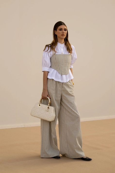 Paris Street Style 2023: The Best Looks at Paris Fashion Week Fall 2023 - FASHION Magazine Bakra Eid, Top Street Style, Casual Wear Dress, Trendy Fashion Tops, Autumn Street Style, Sport Dress, Fall 2023, Cool Street Fashion, Two Piece Outfit