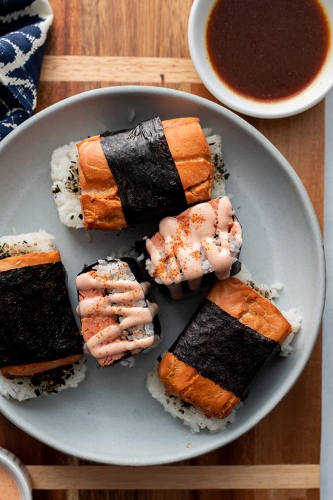 A pacific northwest twist on Hawaiian Musubi with wild Copper River sockeye salmon and a passion fruit ponzu shoyu sauce for marinade. Salmon Musubi, Hawaiian Musubi, Hawaii Foods, Shoyu Sauce, Musubi Recipe, Hawaiian Snacks, Spam Recipes, Salmon Marinade, Pineapple And Coconut