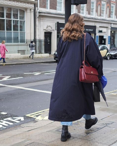 Blue Coat Street Style, Navy Trench Coat Outfit, Navy Coat Outfit, Paris Aesthetic Fashion, Navy Blue Dress Outfit, Blue Bag Outfit, Trench Coat Outfit Spring, Blue Coat Outfit, Dark Blue Coat