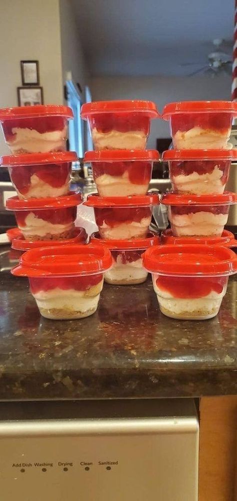 Cherry Cheesecake Jars, Weight Watchers Cheesecake, Mini Cherry Cheesecakes, Cheesecake Jars, Jello Cheesecake, Cherry Cheesecake Recipe, No Bake Cherry Cheesecake, Cherry Topping, Cheesecake In A Jar