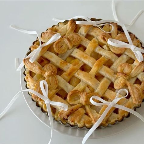 We love baking pie, especially apple pie. It's one of our favorite holiday desserts. Bring your homemade dessert to your next holiday gathering to make a lasting impression on your friends and family. Make sure to dress up in a holiday outfits and take pictures with your pie to add to your photo album.✨❣️

cute food photos | where to eat | food aesthetic | food photo inspo | recipes | aesthetic food | healthy food | healthy recipes Apple Crisp Aesthetic, Pie Aesthetic Vintage, Pie Shop Aesthetic, Dumpling Aesthetic, Apple Pie Decoration, Apple Pie Aesthetic, Apples Aesthetic, Apple White Aesthetic, Apple White Ever After High